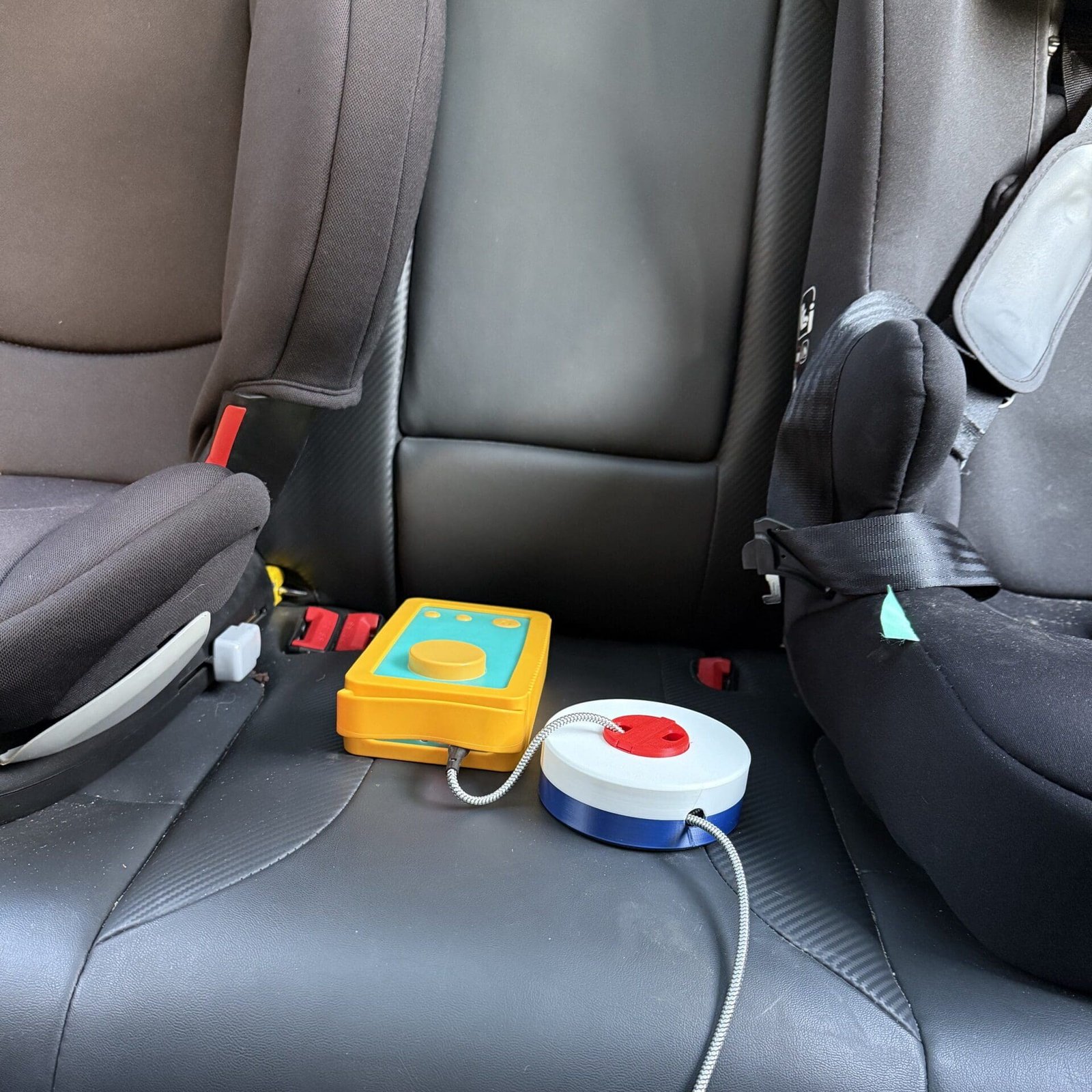 Bobine branchée utilisée dans une voiture pour recharger la Lunii des enfants.