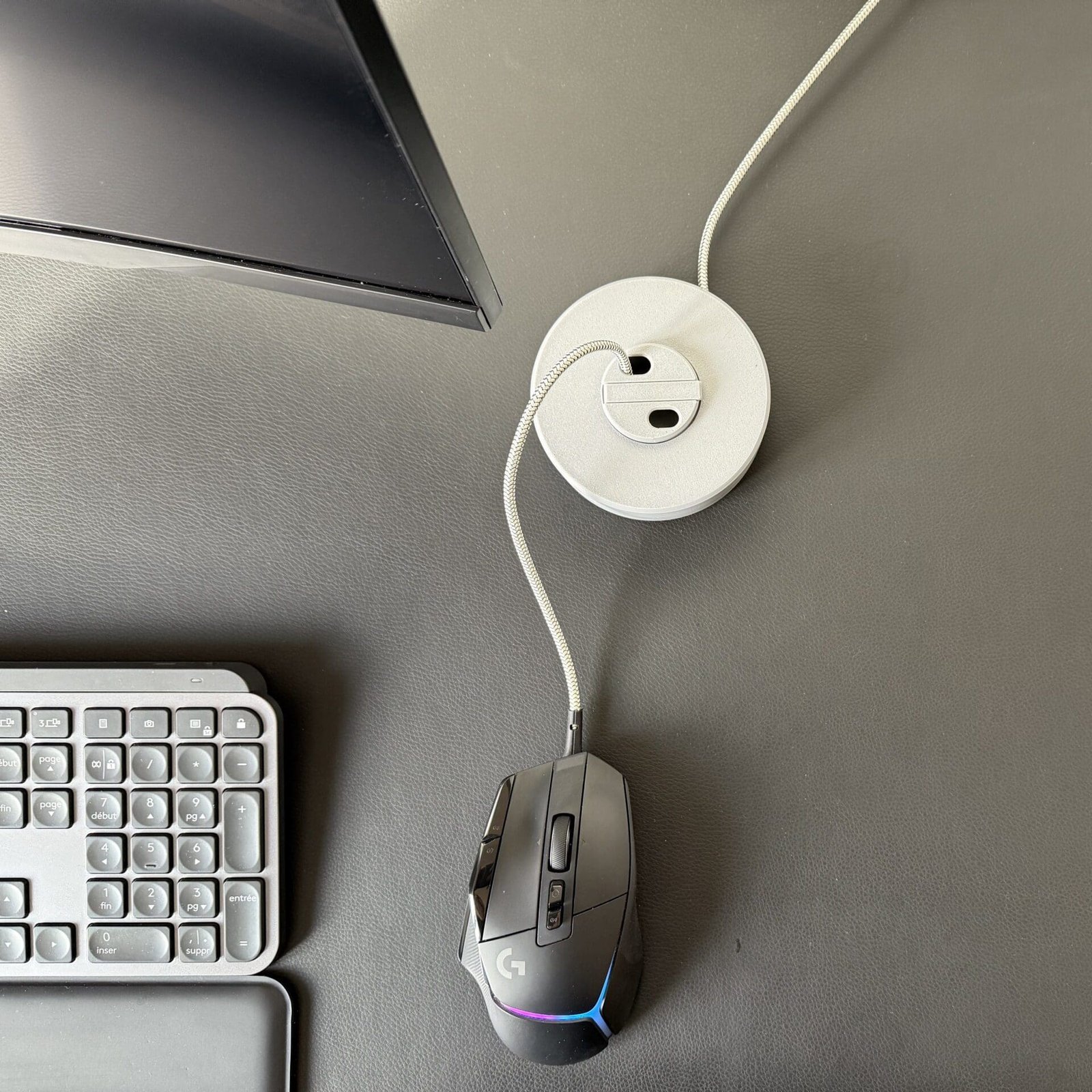 Bobine branchée utilisée pour recharger une souris sans fil. Une fois la souris chargée l'utilisateur pourra enrouler le câble proprement.